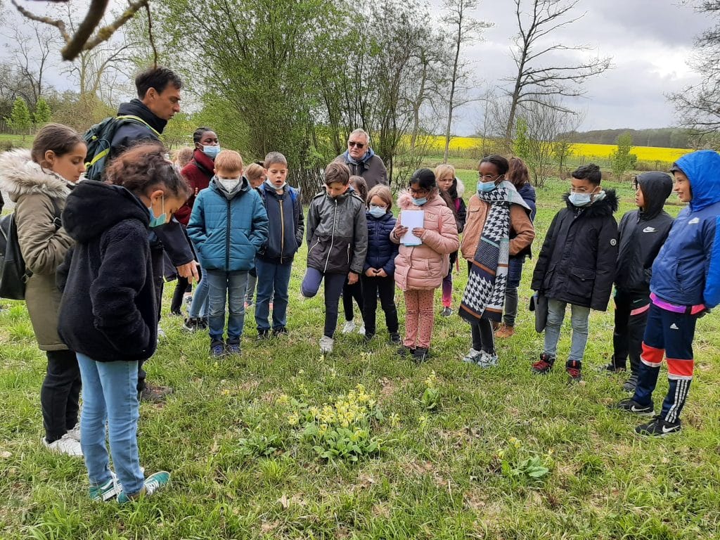 Enfants écoutant les conseils de leurs aînés aux Etangs de Narbonne le 06/04/2022 © Stéphane ALONSO