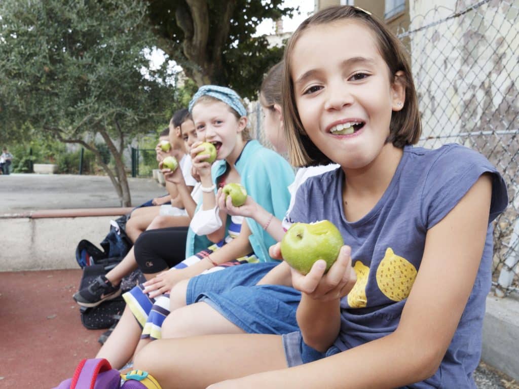 Distribution de pommes pour le gouter dans les écoles, ici à l’école des Tilleuls © Franck Paris