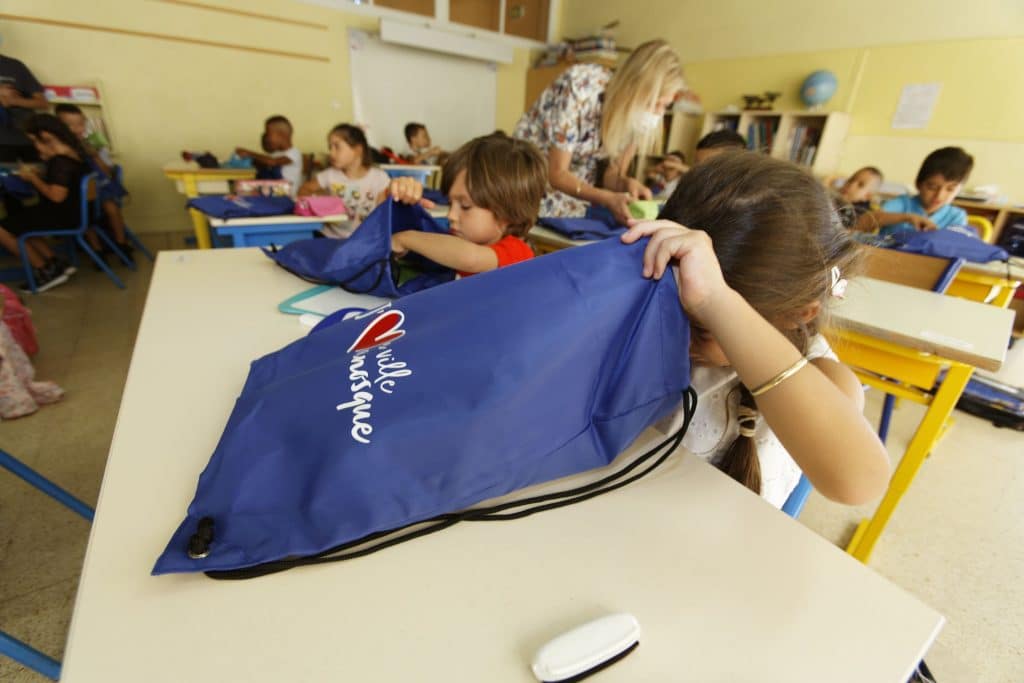 Rentrée scolaire, distribution par le maire et les élus du Kit petit écolier à l'école des Tilleuls © Franck Paris